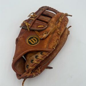 Wilson A9821 Baseball Glove 11" RHT Right Handed Cowhide Grip Tite Pocket